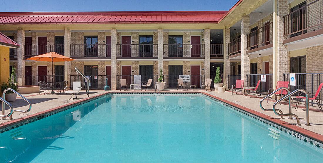 Red Roof Inn Plus+ Dallas - Addison Exterior foto
